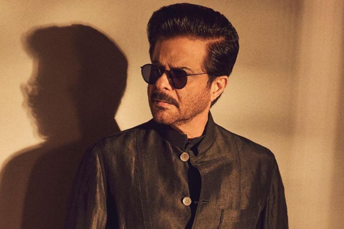 অনিল কপুরের ডায়েট রুটিন: ধূমপান-মদ্যপান থেকে দূরে থাকেন। চিনি, ভাজা খাবার ও দুগ্ধজাত খাবার এড়িয়ে চলেন। এগুলো তাঁর ডায়েটে প্রায় নেই বললেই চলে। দিনের শুরু এক বোতল জল দিয়ে। 